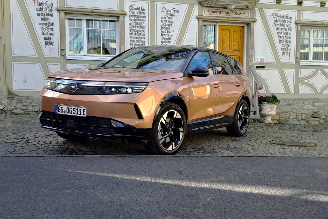 Opel Grandland dostępny jest jako elektryk o mocy 213 KM (akumulator o pojemności 73 kWh i 82 kWh) oraz miękka hybryda generująca 136 KM. W przyszłym roku do oferty dołączy hybryda plug-in.