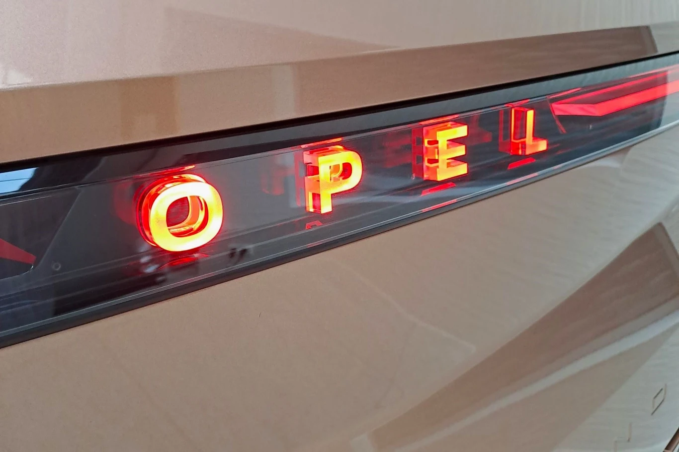 W Oplu Grandlandzie na środku klapy bagażnika nie znajdziemy już logo, a podświetlany napis "OPEL".