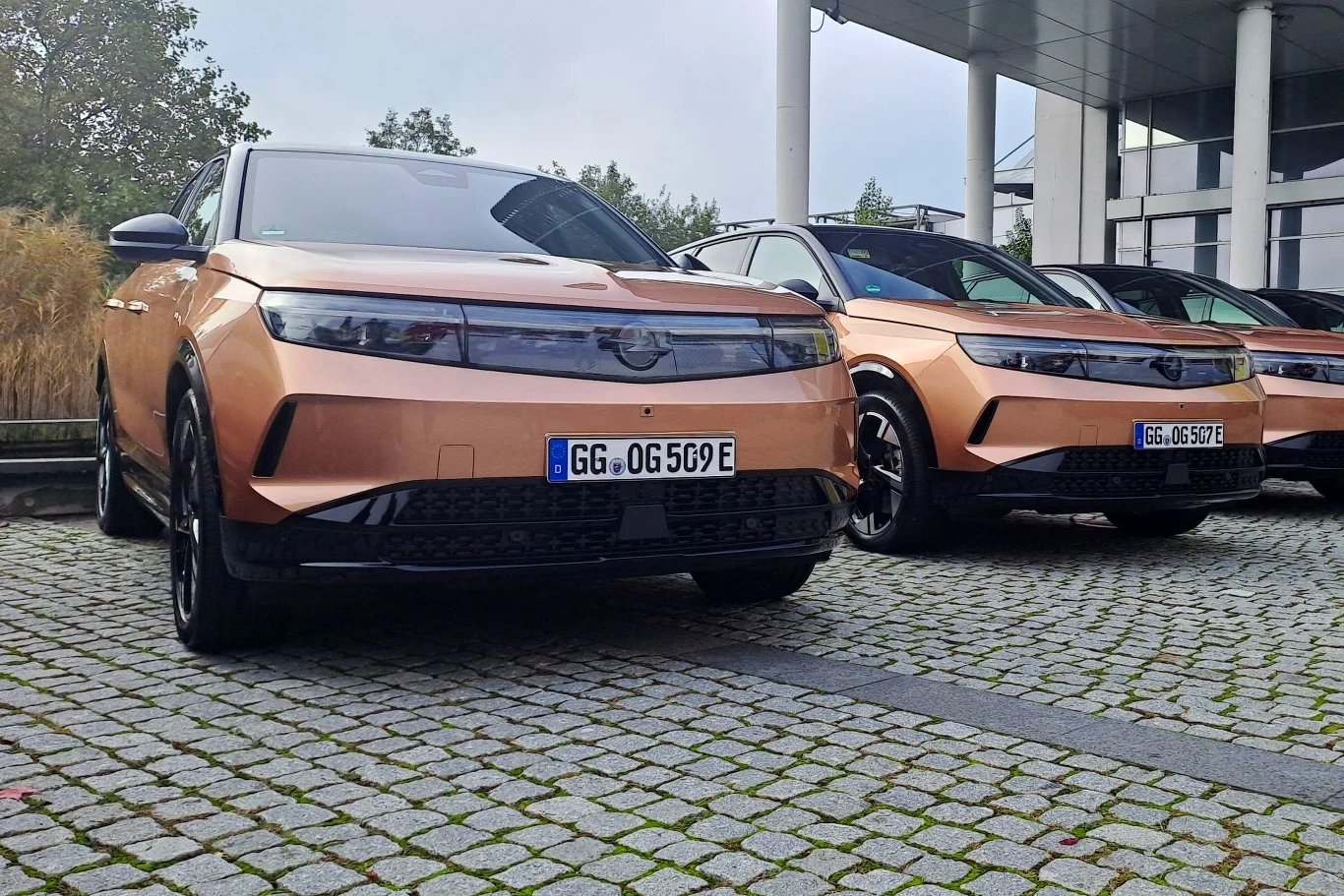 Ceny Opla Grandlanda startują od 144 900 zł. Tyle trzeba zapłacić za miękką hybrydę o mocy 136 KM.