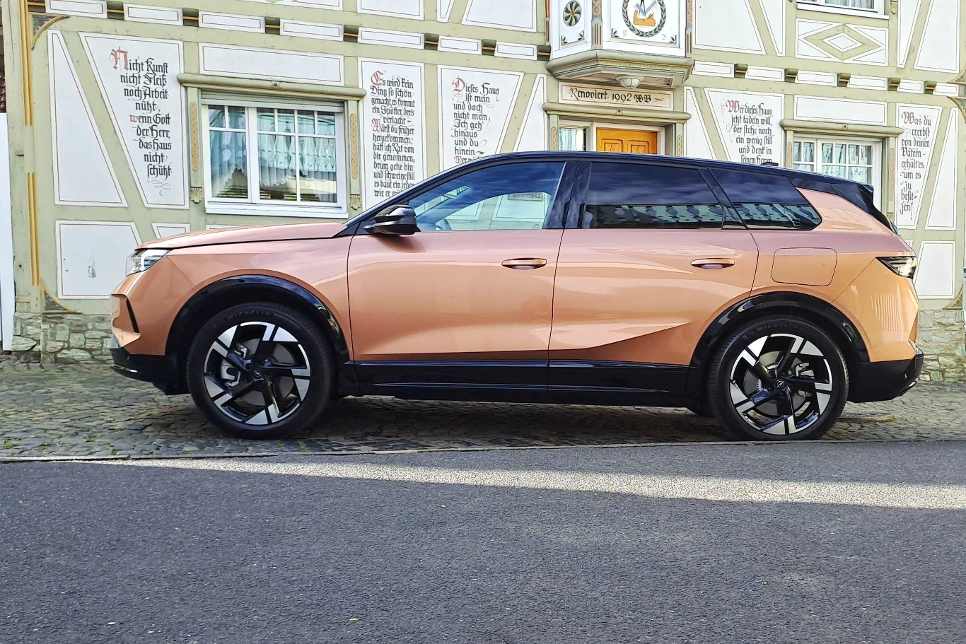 Opel Grandland drugiej generacji jest zauważalnie większy od swojego poprzednika. Mierzy teraz 4 650 mm. Wzrósł również rozstaw osi. W zależności od wersji napędowej wynosi on 2 784 mm lub 2 795 mm.