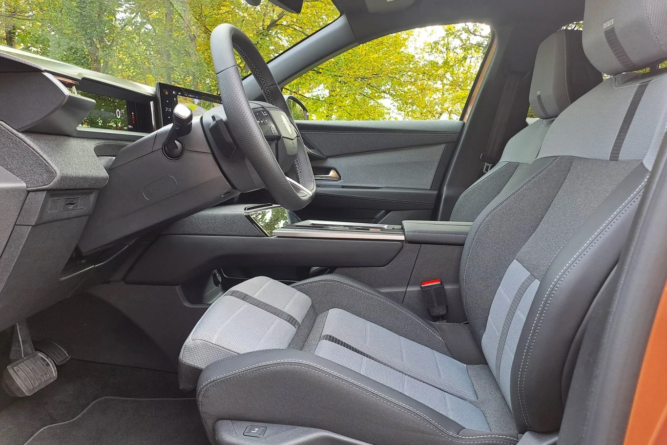 Większe rozmiary przełożyły się na więcej miejsca wewnątrz auta.