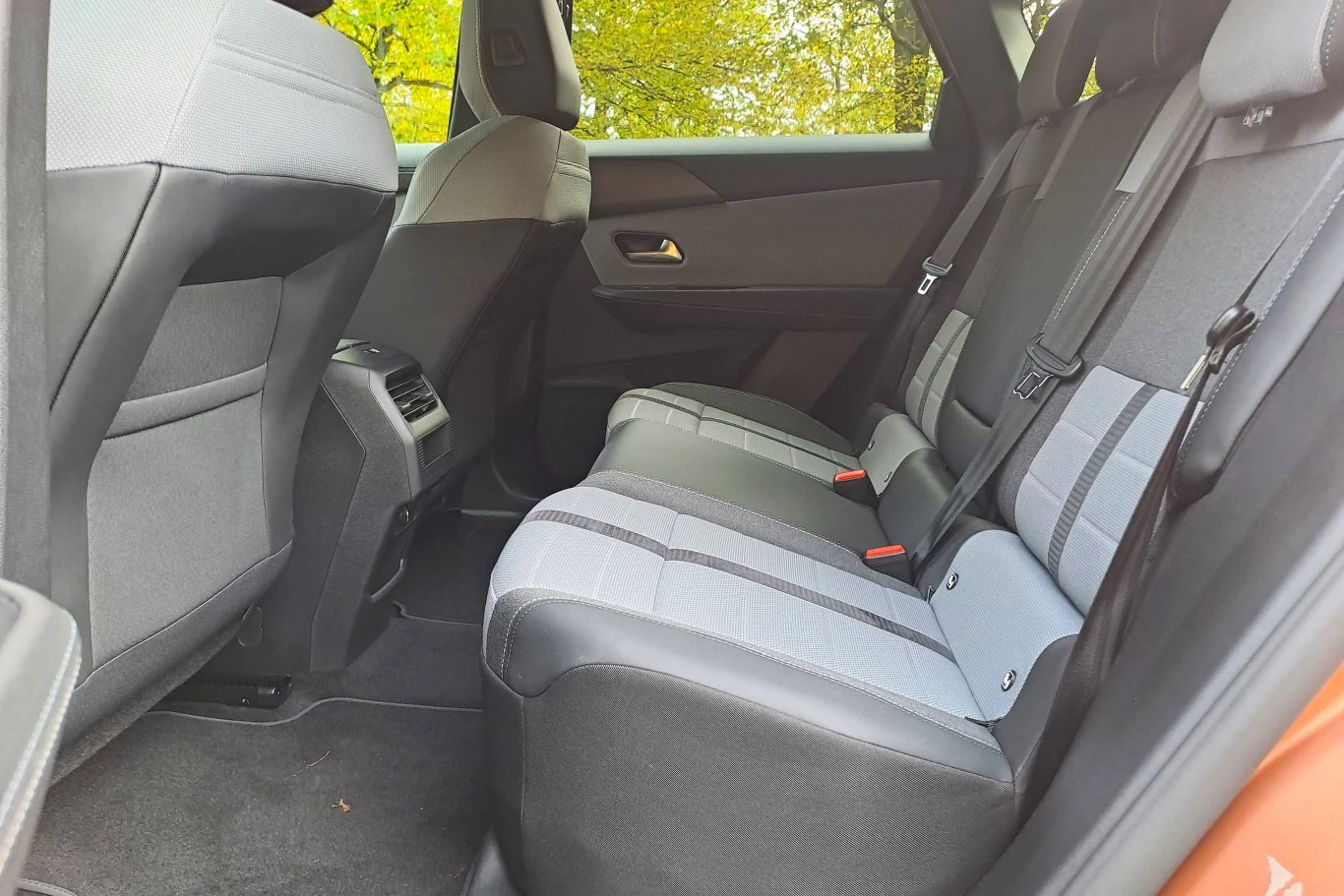 Szczególnie zauważymy to siedząc w drugim rzędzie. 