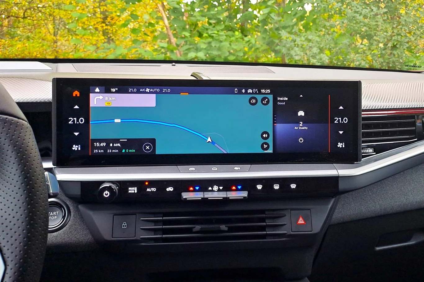 Do obsługi większości funkcji w aucie służy 16-calowy ekran multimediów. Opel pozostawił kilka fizycznych przełączników pod wyświetlaczem. 