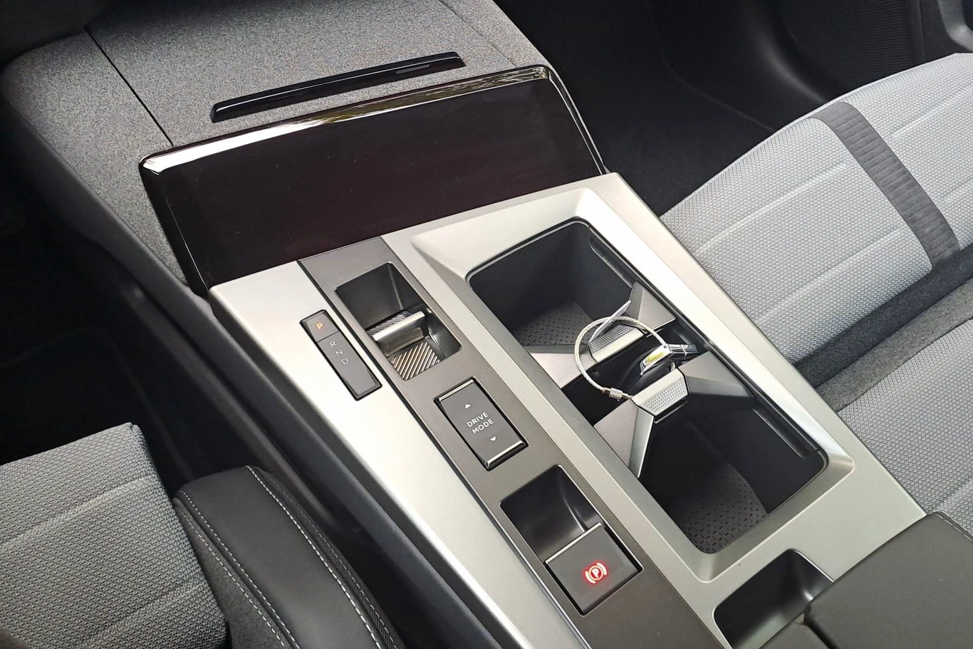 Opel chwali się sporą liczbą schowków, których łączna pojemność ma być porównywalna z walizką kabinową. 