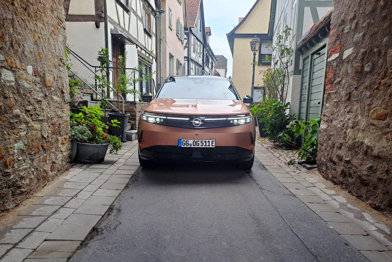 Opel Grandland dostępny jest jako elektryk o mocy 213 KM z dwoma wariantami akumulatora - 73 kWh (zasięg do 523 KM) i 82 kWh (do 582 km zasięgu).