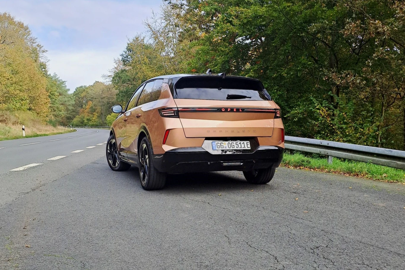 W ofercie znajdziemy również doskonale znaną z modeli koncernu Stellantis miękką hybrydę o mocy 136 KM, której bazą jest trzycylindrowy silnik benzynowy 1,2.