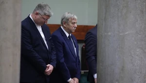 Po prawej Józef Popiełuszko, brat bł. ks. Jerzego Popiełuszki na sali plenarnej Sejmu w Warszawie