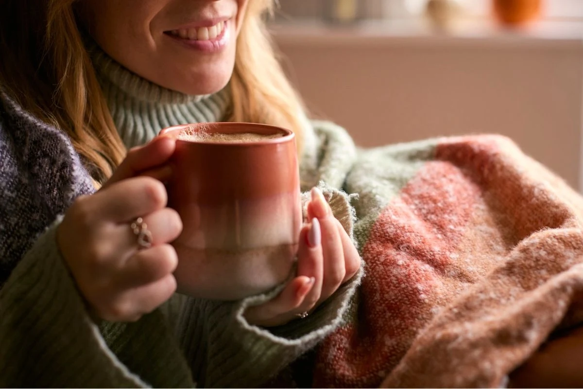 Kubek herbaty z imbirem i cynamonem nie tylko rozgrzeje, ale też wzmocni odporność organizmu i pomoże obciążonemu układowi pokarmowemu Kubek herbaty z imbirem i cynamonem nie tylko rozgrzeje, ale też wzmocni odporność organizmu