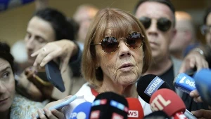 We Francji trwa jeden z najgłośniejszych procesów od lat. Gisèle Pelicot (na zdj.) na każdej rozprawie patrzy swoim oprawcom w oczy