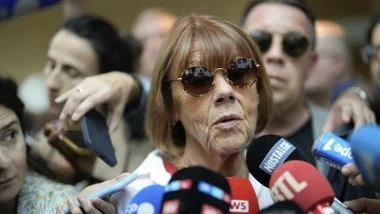 We Francji trwa jeden z najgłośniejszych procesów od lat. Gisèle Pelicot (na zdj.) na każdej rozprawie patrzy swoim oprawcom w oczy
