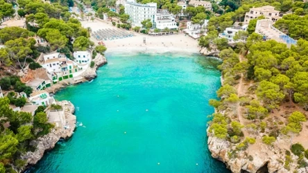 Majorka słynie z pięknych piaszczystych plaż z turkusową wodą jak na Karaibach