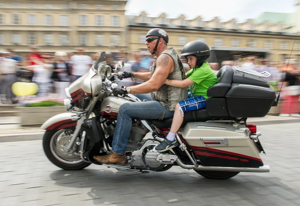 Przewożenie małych dzieci na motocyklach zawsze wiąże się z potencjalnym niebezpieczeństwem