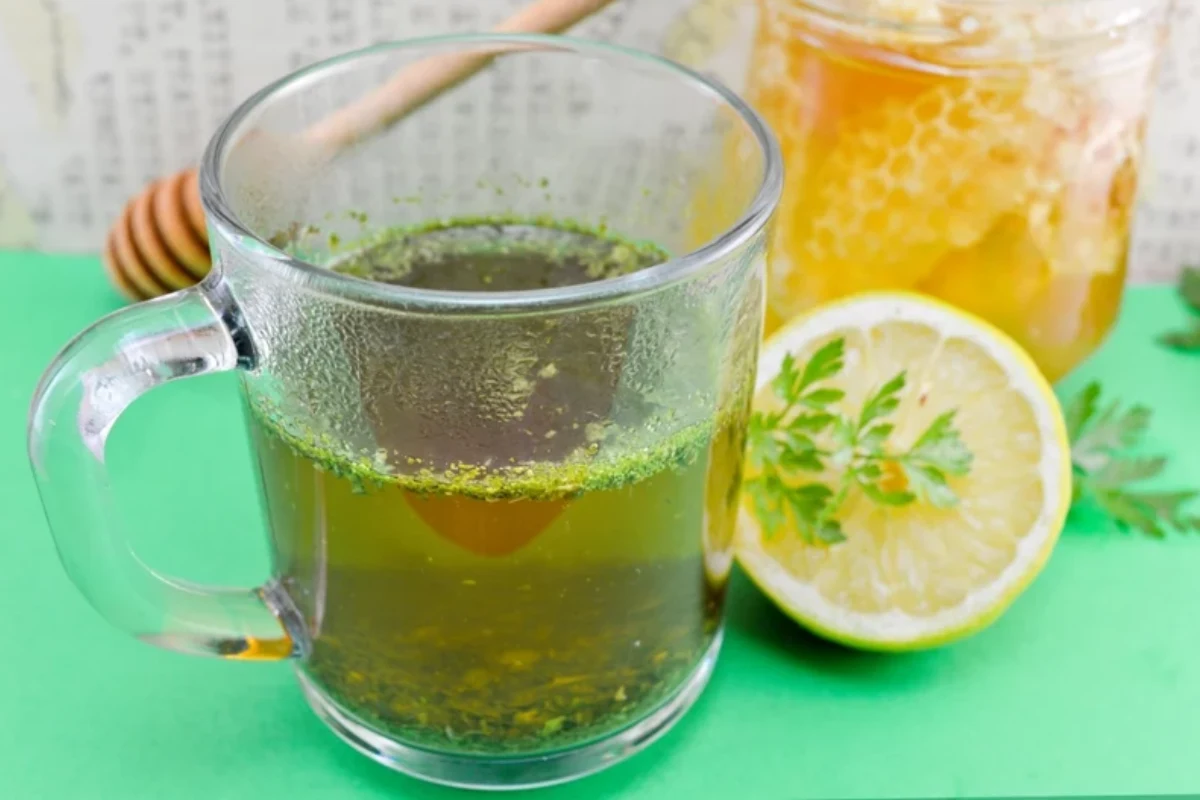 Napar z natki pietruszki ureguluje poziom cukru we krwi i poprawia przemianę materii Napar z natki pietruszki ureguluje poziom cukru we krwi i poprawia przemianę materii