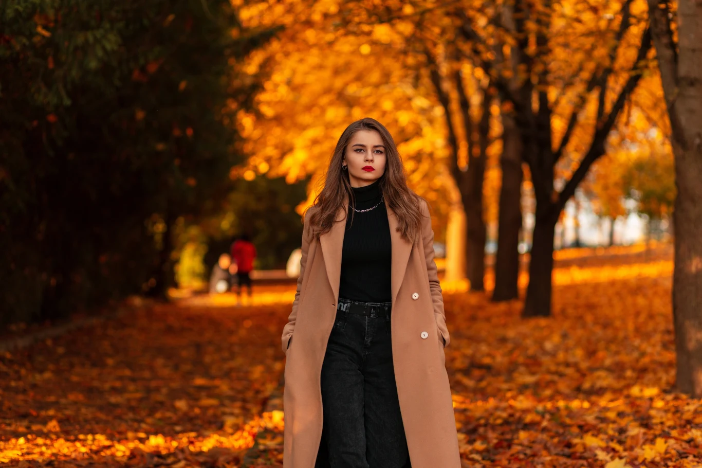 W sklepach znajdziemy mnóstwo czekoladowych i kawowych płaszczy. Nie brakuje również takich w odcieniach ciepłego brązu. 