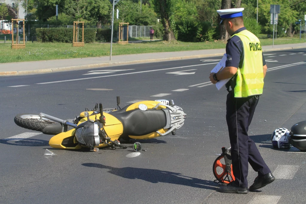 Brawura i bezmyślność motocyklisty doprowadziły do groźnego wypadku na przejściu dla pieszych (fot. ilustracyjne)