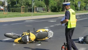 Motocyklista doprowadził do groźnego wypadku. Przez uprzejmość innego kierowcy?