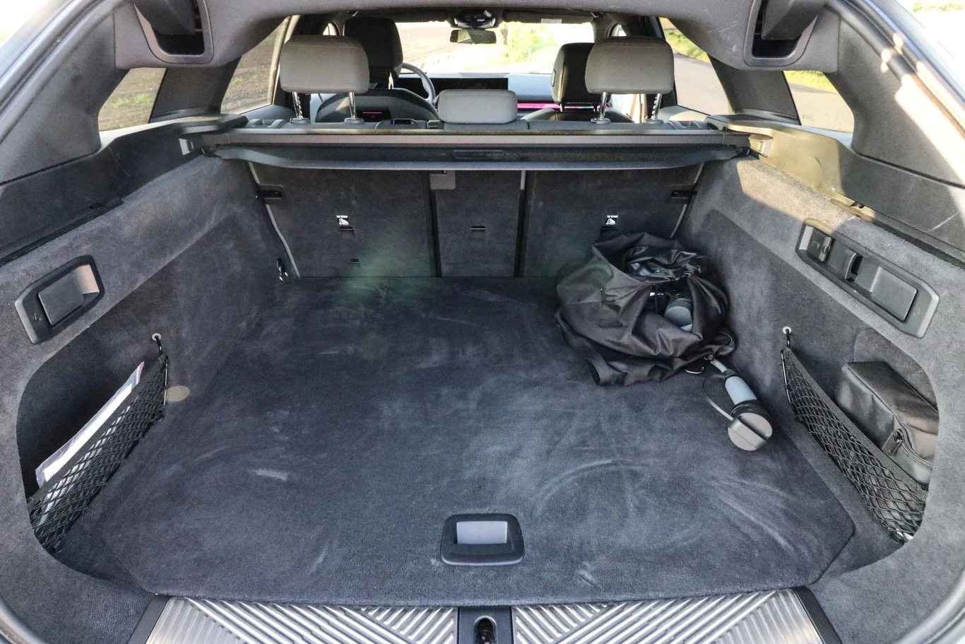 Bagażnik BMW i5 Touring, podobnie jak warianty spalinowe, oferuje 570 litrów pojemności. Po złożeniu kanapy można tę przestrzeń powiększyć do 1 700 litrów.