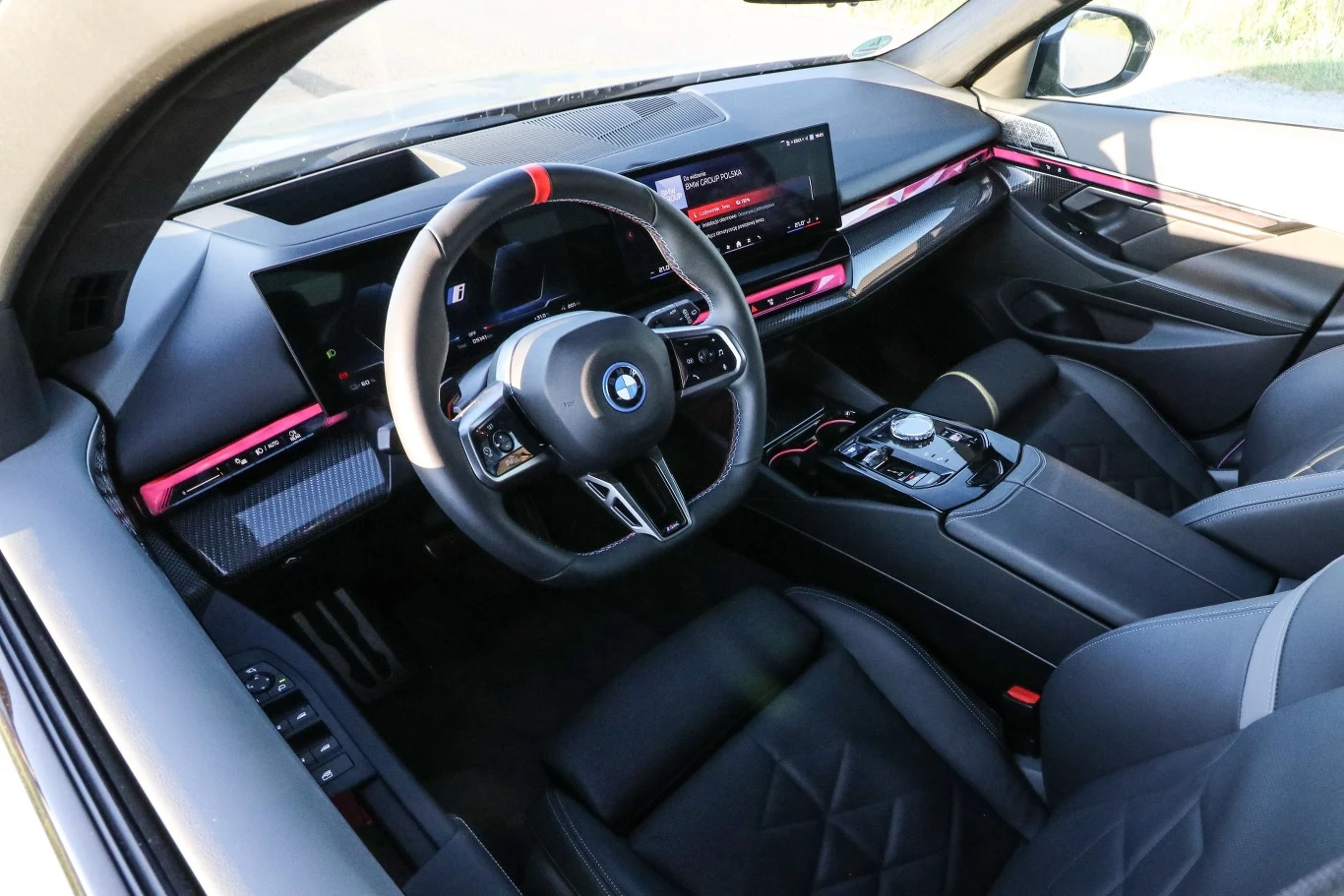 W BMW i5 Touring do dyspozycji mamy 12,3-calowy ekran wskaźników i 14,9-calowy wyświetlacz multimediów. 