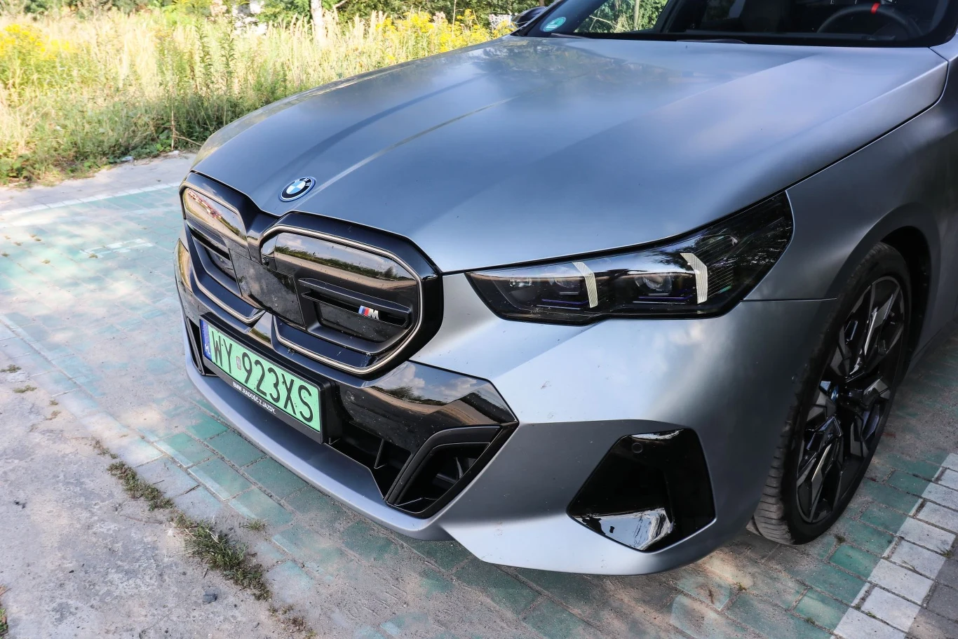 BMW i5 M60 xDrive Touring charakteryzuje się podświetlanym grillem. 