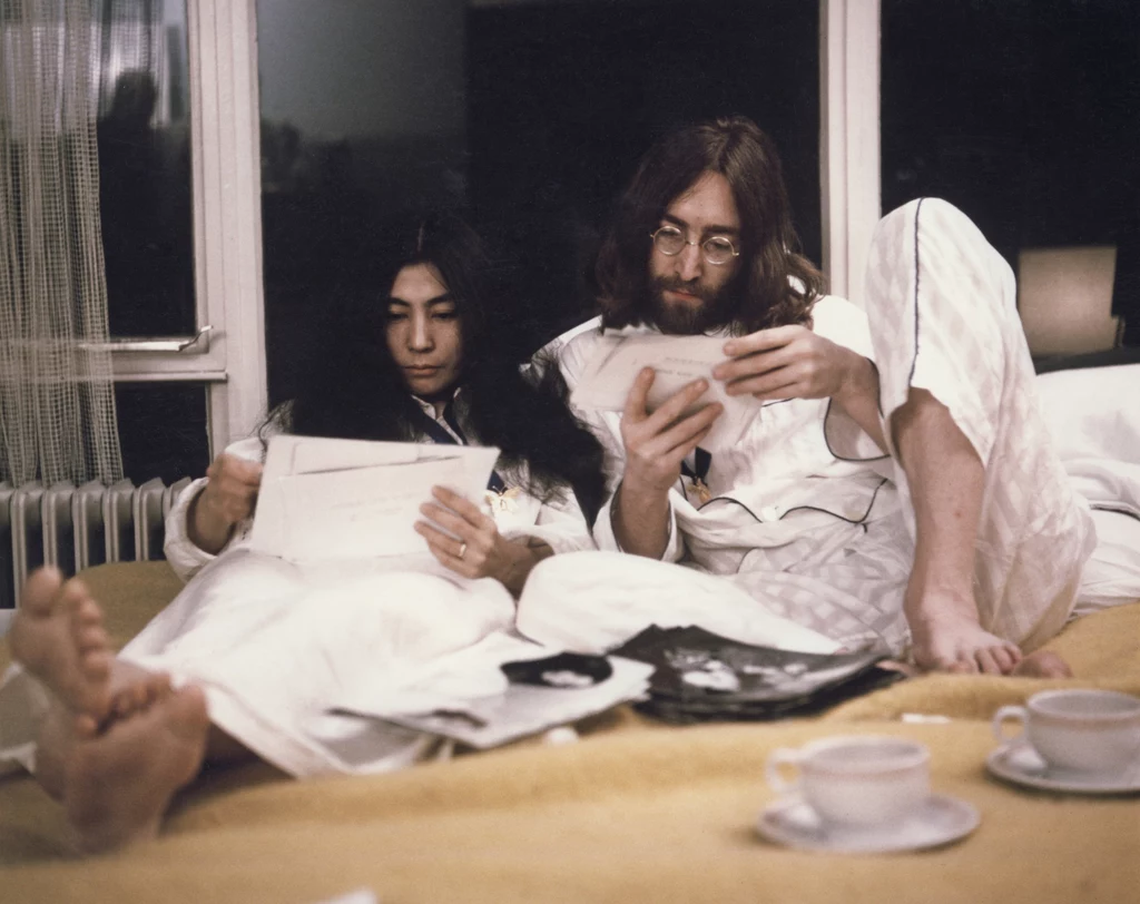 John Lennon i Yoko Ono protestują z łóżka