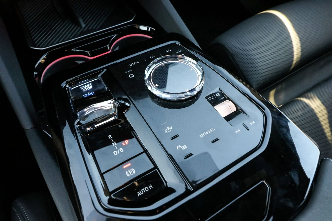 Choć w BMW i5 większość funkcji trzeba obsługiwać z poziomu ekranu multimediów, pozostało pokrętło, za pomocą którego można obsługiwać system.