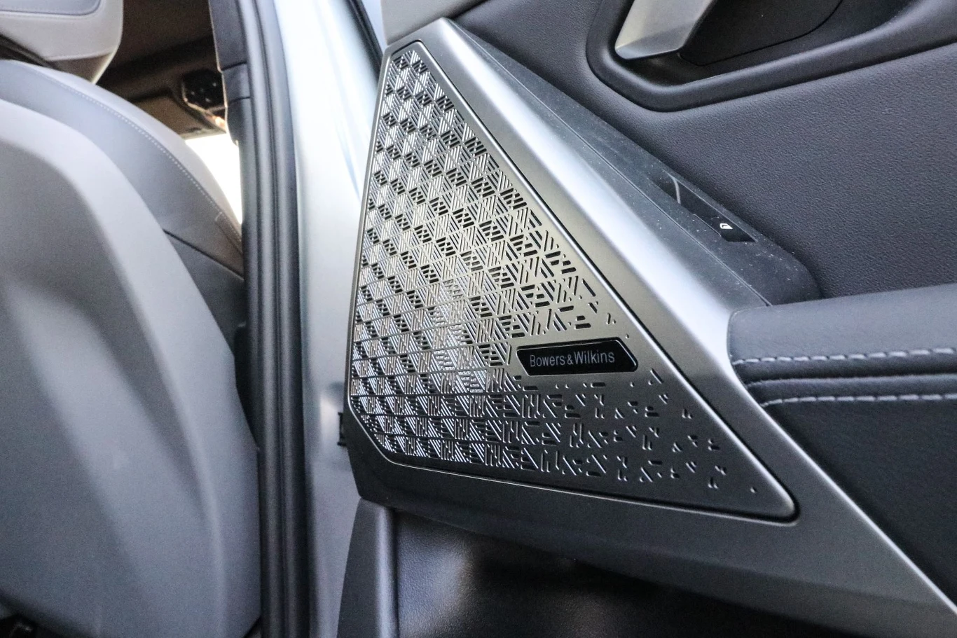 BMW i5 Touring może być opcjonalnie wyposażone m.in. w 18-głośnikowe nagłośnienie Bowers & Wilkins Surround Sound System.