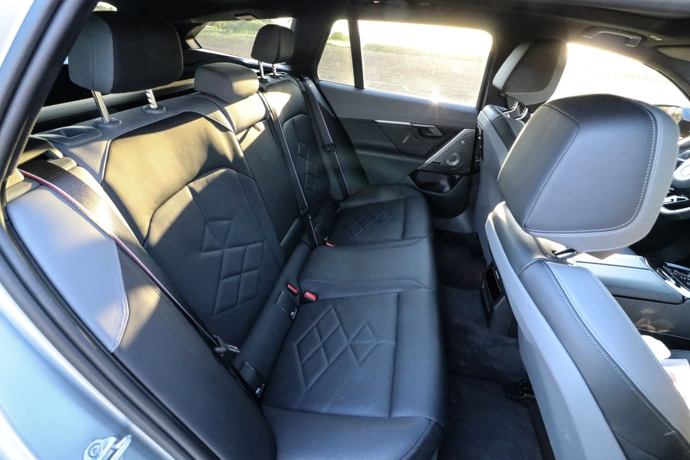 BMW i5 Touring mierzy 5 060 mm i charakteryzuje się rozstawem osi na poziomie 2 995 mm. Przekłada się to na sporą przestrzeń wewnątrz auta. 