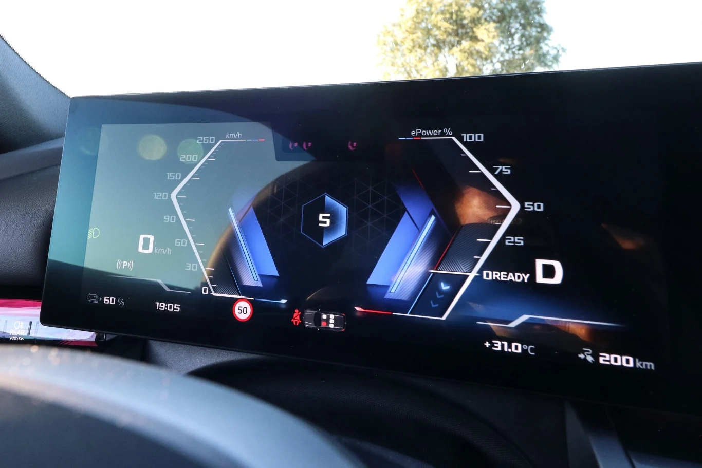 12,3-calowy wyświetlacz wskaźników dostarcza kierowcy niezbędnych informacji. 