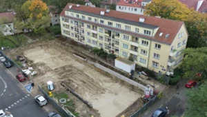 Mieszkańcy jednego ze szczecińskich bloków walczą z deweloperem. Pod ich oknami ma stanąć wysoki budynek i parking. Źródło: "Interwencja"