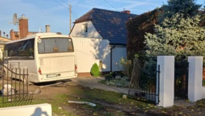 Kierowca szkolnego autobusu w rękach policji. Zdj. z miejsca wypadku