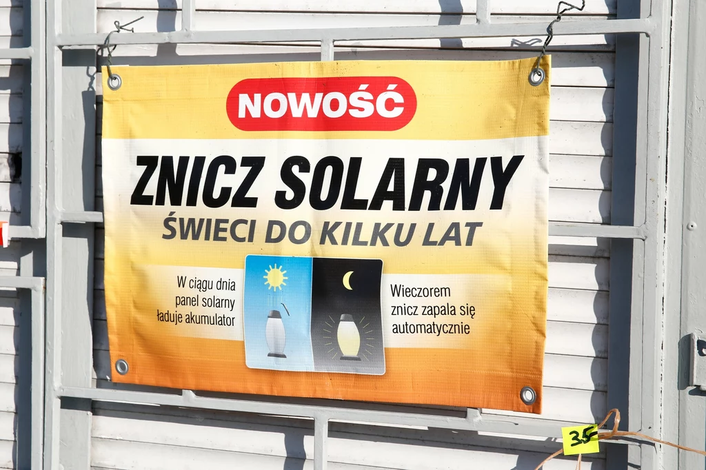 Producenci reklamują znicze solarne, podkreślając długi czas palenia