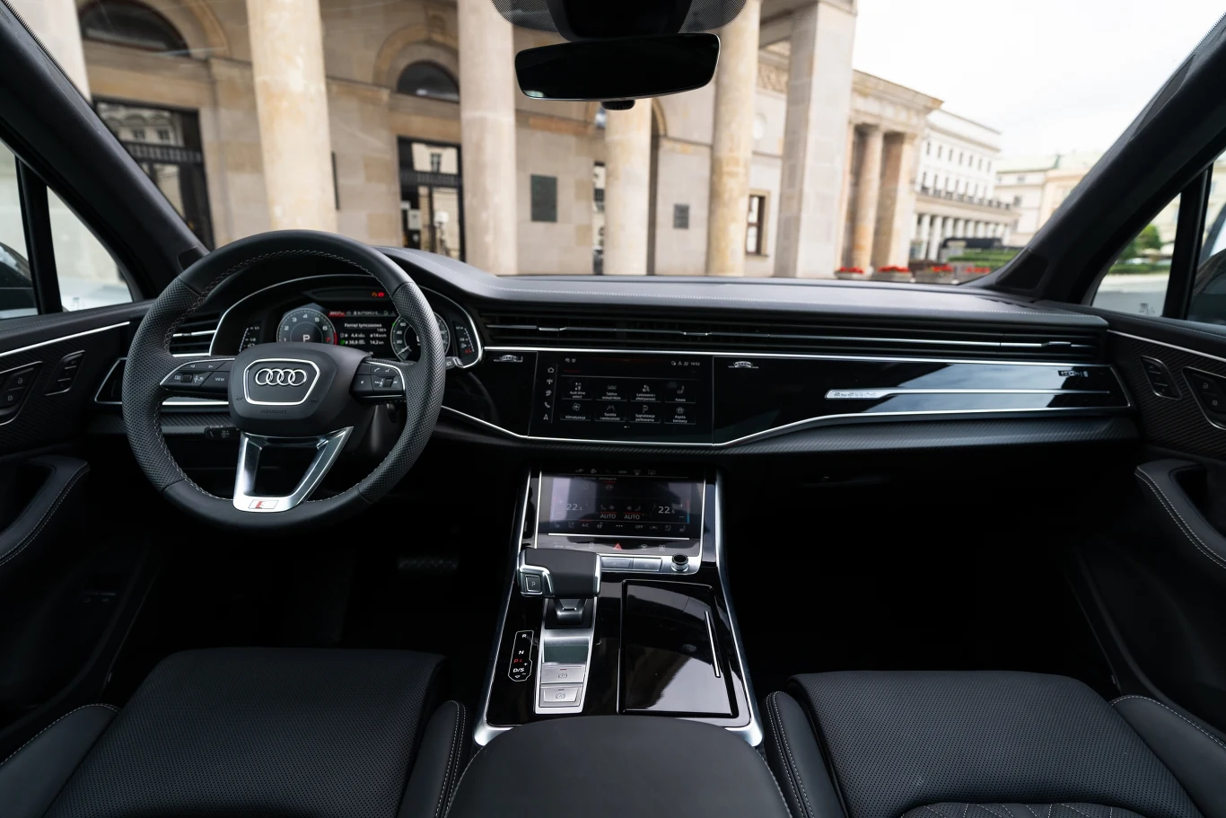 Większych zmian nie znajdziemy również w kabinie Audi Q7 po liftingu
