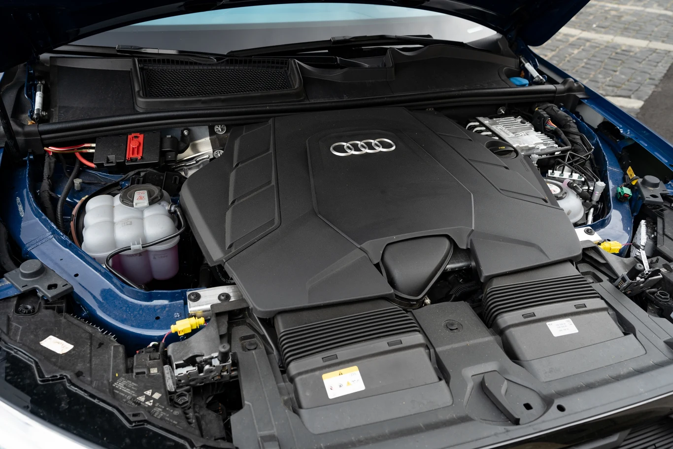 Audi Q7 60 TFSI e napędzane jest przez hybrydowy układ napędowy generujący niemal 500 KM i 700 Nm