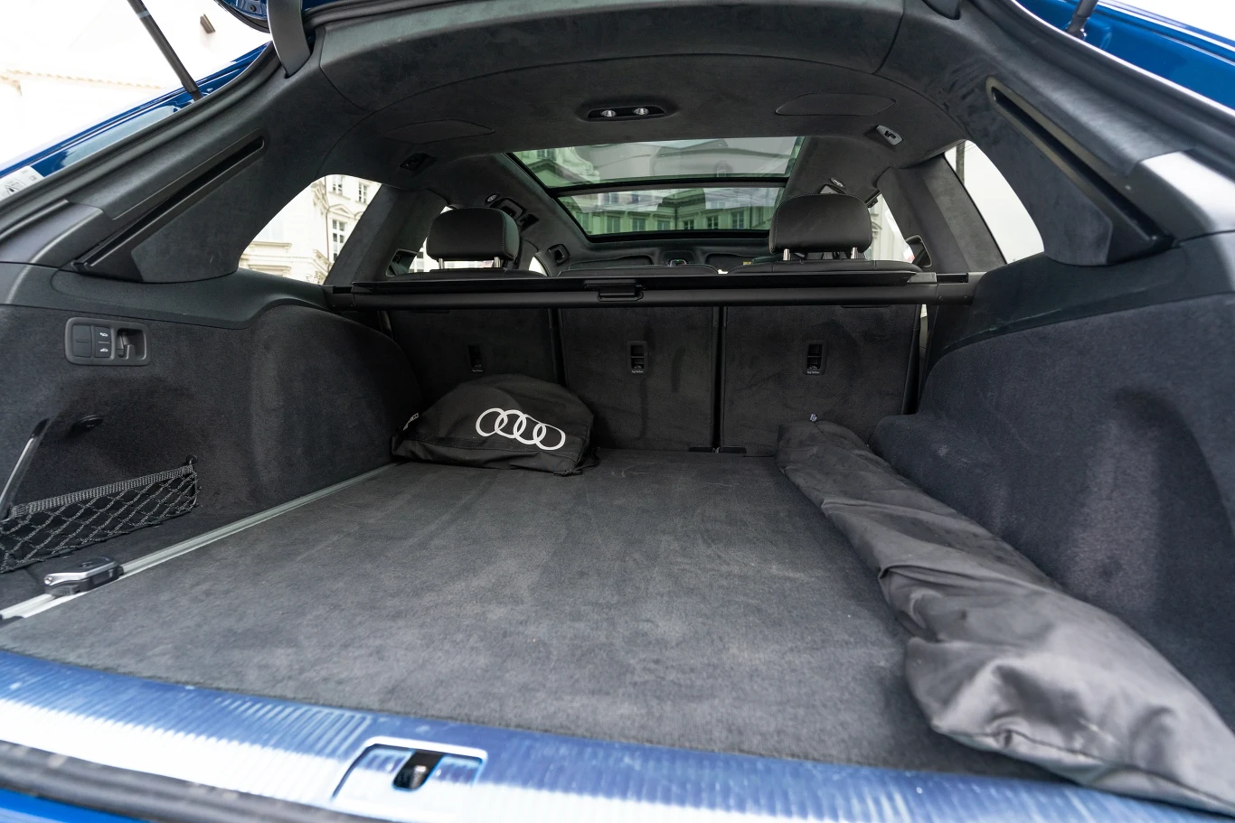Bateria w Audi Q7 znajduje się pod podłogą bagażnika, co dość mocno wpłynęło na jego pojemność