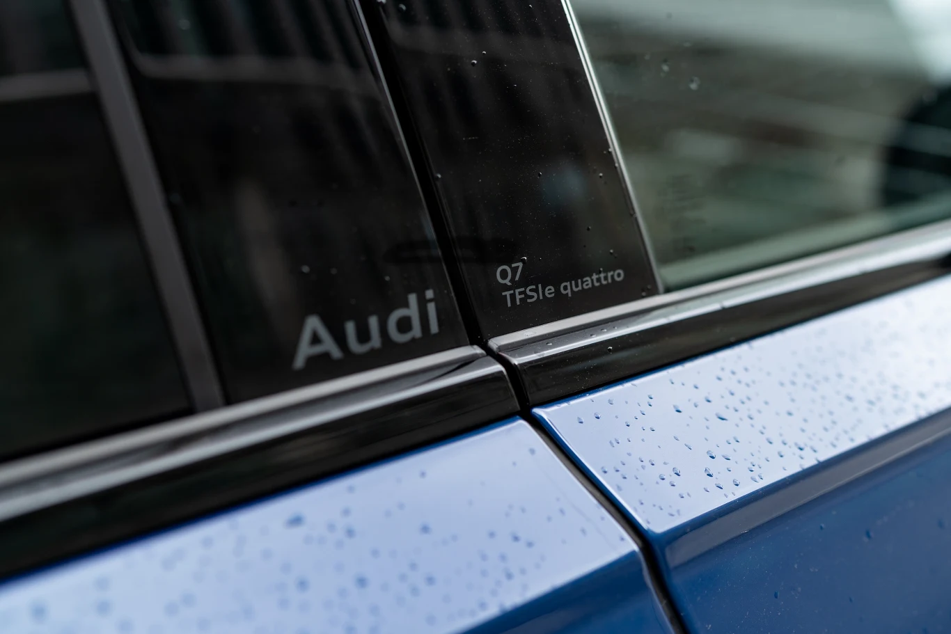 Wyróżnikiem Audi Q7 po liftingu są oznaczenia modelu na środkowym słupku, a nie klapie bagażnika