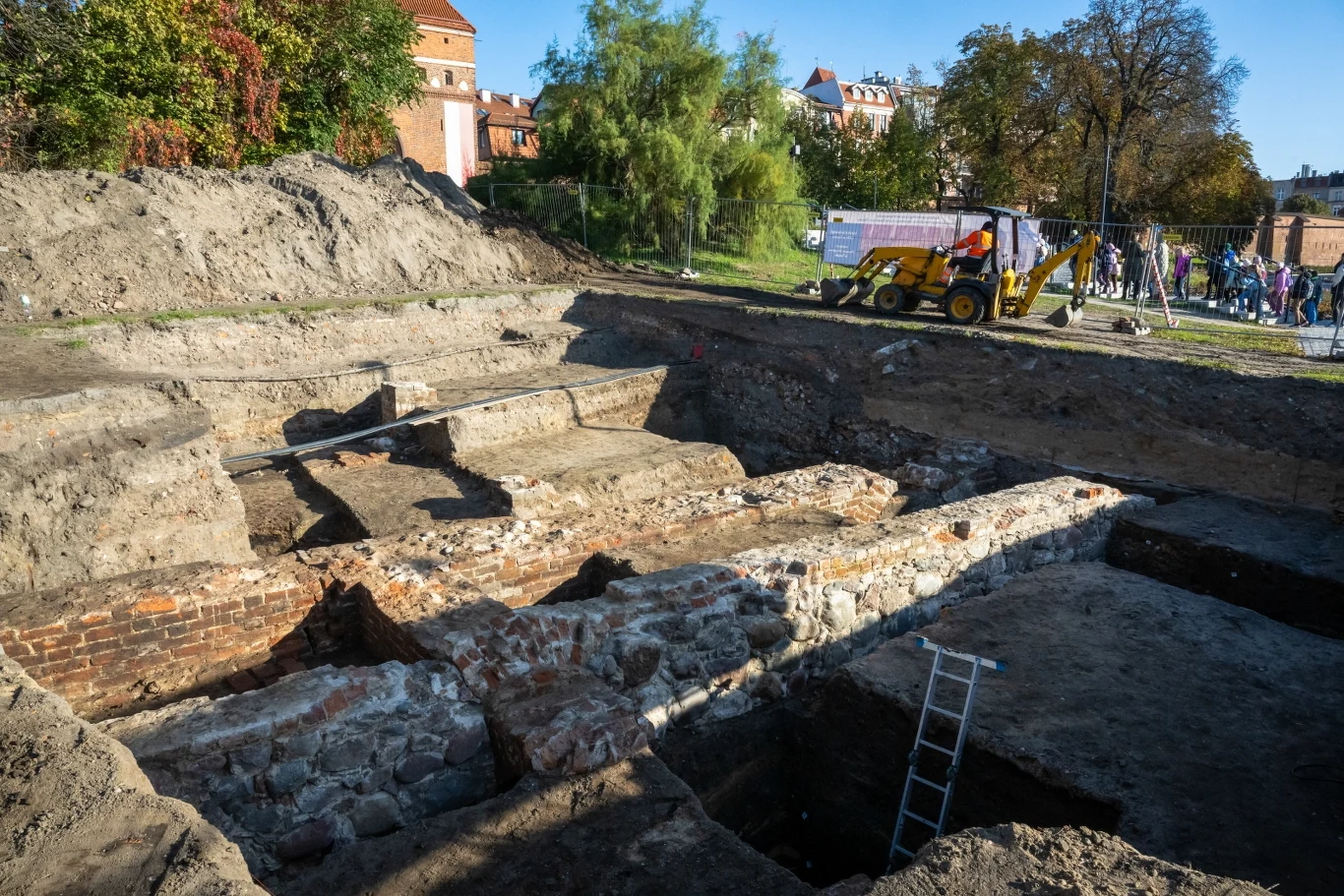 Na terenie dawnego kościoła odkryto już wiele ciekawych obiektów. Naukowcy spodziewają się, że odnajdą tam też krypty średniowiecznych dostojników. Na terenie dawnego kościoła odkryto już wiele ciekawych obiektów. Naukowcy spodziewają się, że odnajdą tam też krypty średniowiecznych dostojników.