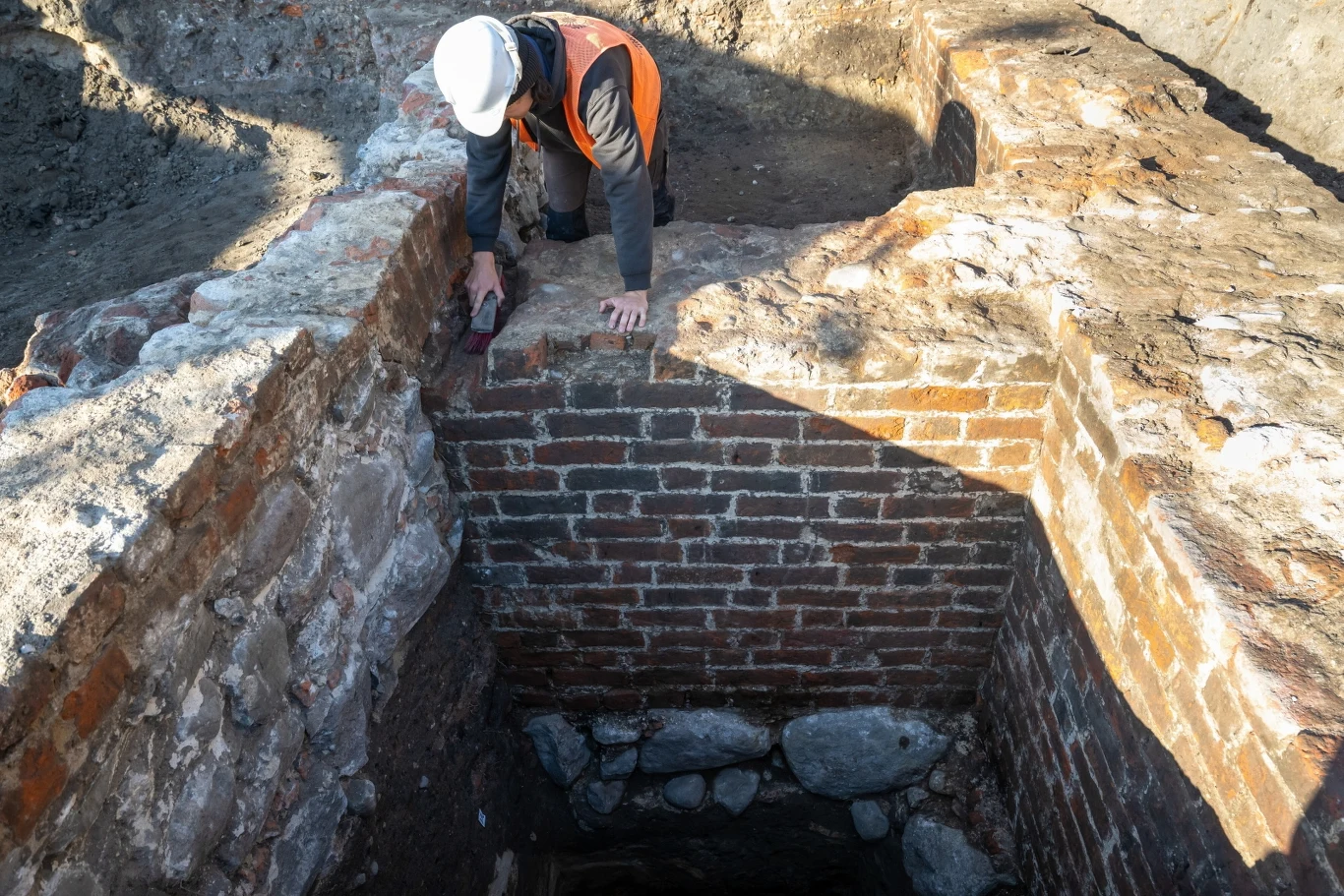 Eksperci opowiadali zainteresowanym o dotychczasowych odkryciach i historii tych terenów. Eksperci opowiadali zainteresowanym o dotychczasowych odkryciach i historii tych terenów.