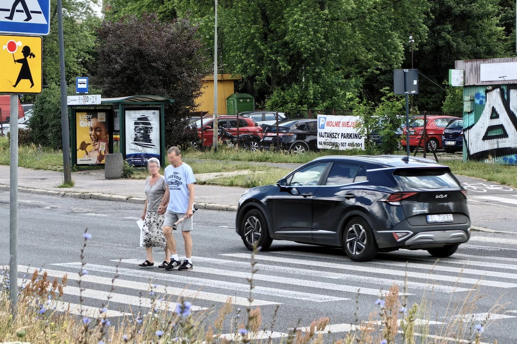 Czy piesi muszą zejść z przejścia, by samochód mógł ruszyć?