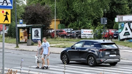 Czy piesi muszą opuścić przejście, by samochód mógł ruszyć?