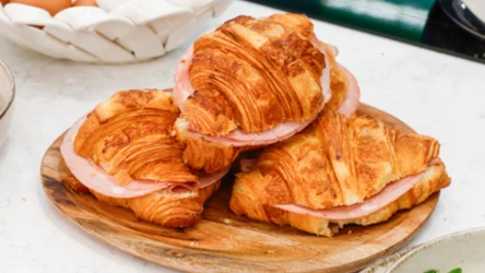 ​Wykwintna przekąska raz, czyli croissant z długo dojrzewającym serem i niebanalnymi dodatkami
