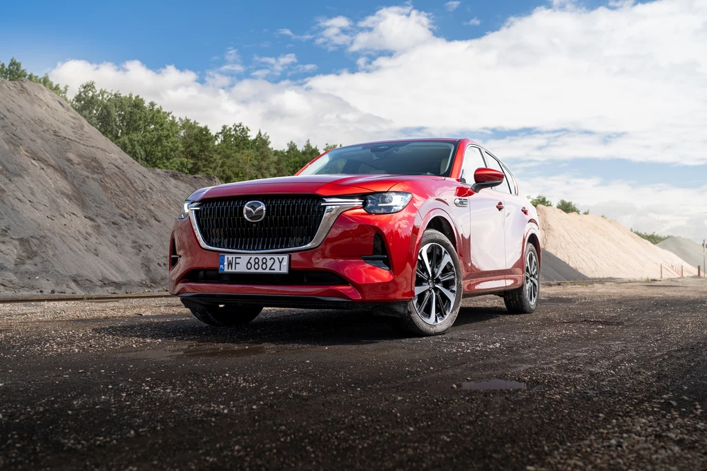 Mazda CX-60 prezentuje się naprawdę ciekawie, szczególnie gdy wybierzemy lakier Soul Red Crystal