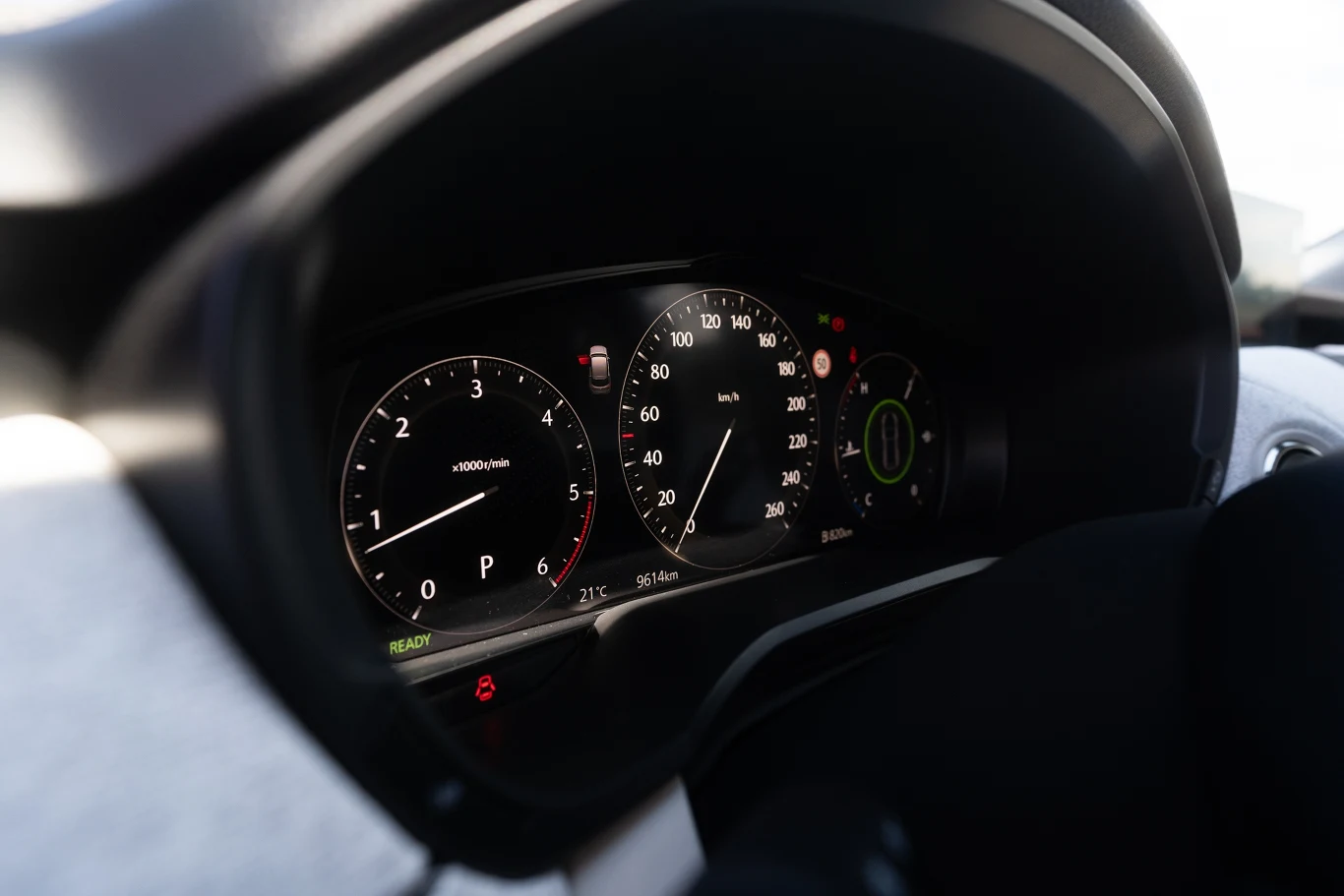 Cyfrowe zegary Mazdy CX-60 wyglądają klasycznie i elegancko, ale nie wykorzystano tu pełni możliwości, jakie daje duży ekran