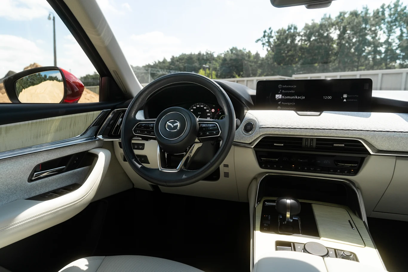 Wnętrze CX-60 robi duże wrażenie zastosowanymi materiałami, ale to wyróżnik topowej wersji Takumi