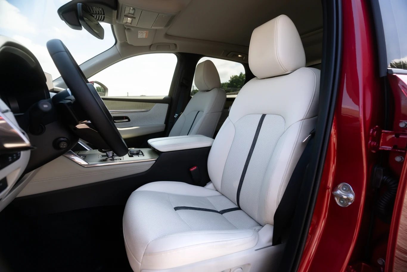 Biała skóra wygląda świetnie (przynajmniej kiedy samochód jest nowy), ale fotele mają zbyt krótkie siedziska i słabe trzymanie boczne