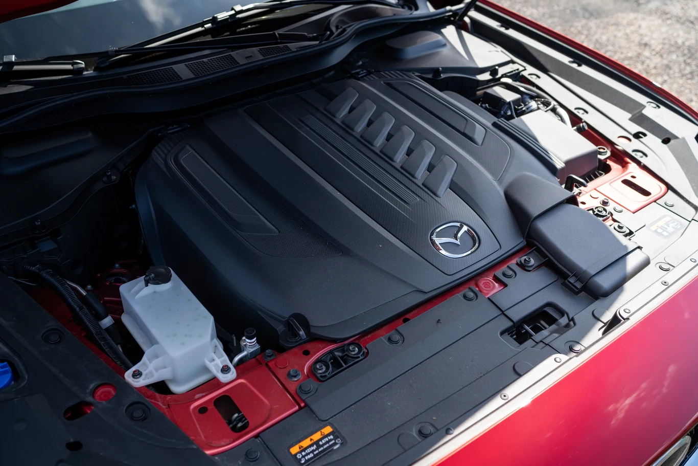 Silnik CX-60 jest szczelnie ukryty pod plastikową osłoną, ale wytłoczenie daje jasny sygnał, że mamy tu sześć cylindrów w rzędzie