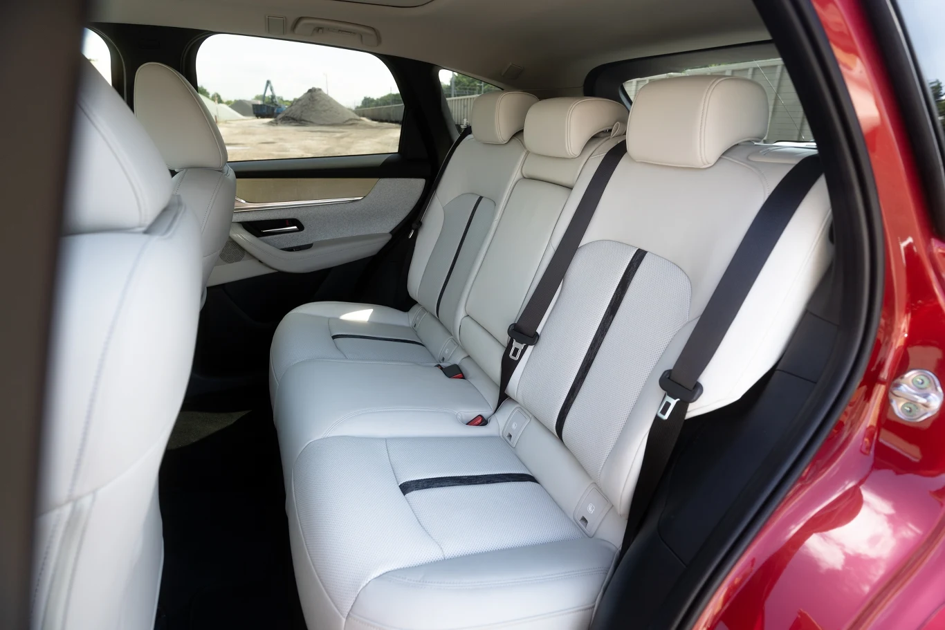 Mazda CX-60 oferuje bardzo przeciętną ilość miejsca na nogi jak na tak dużego SUV-a