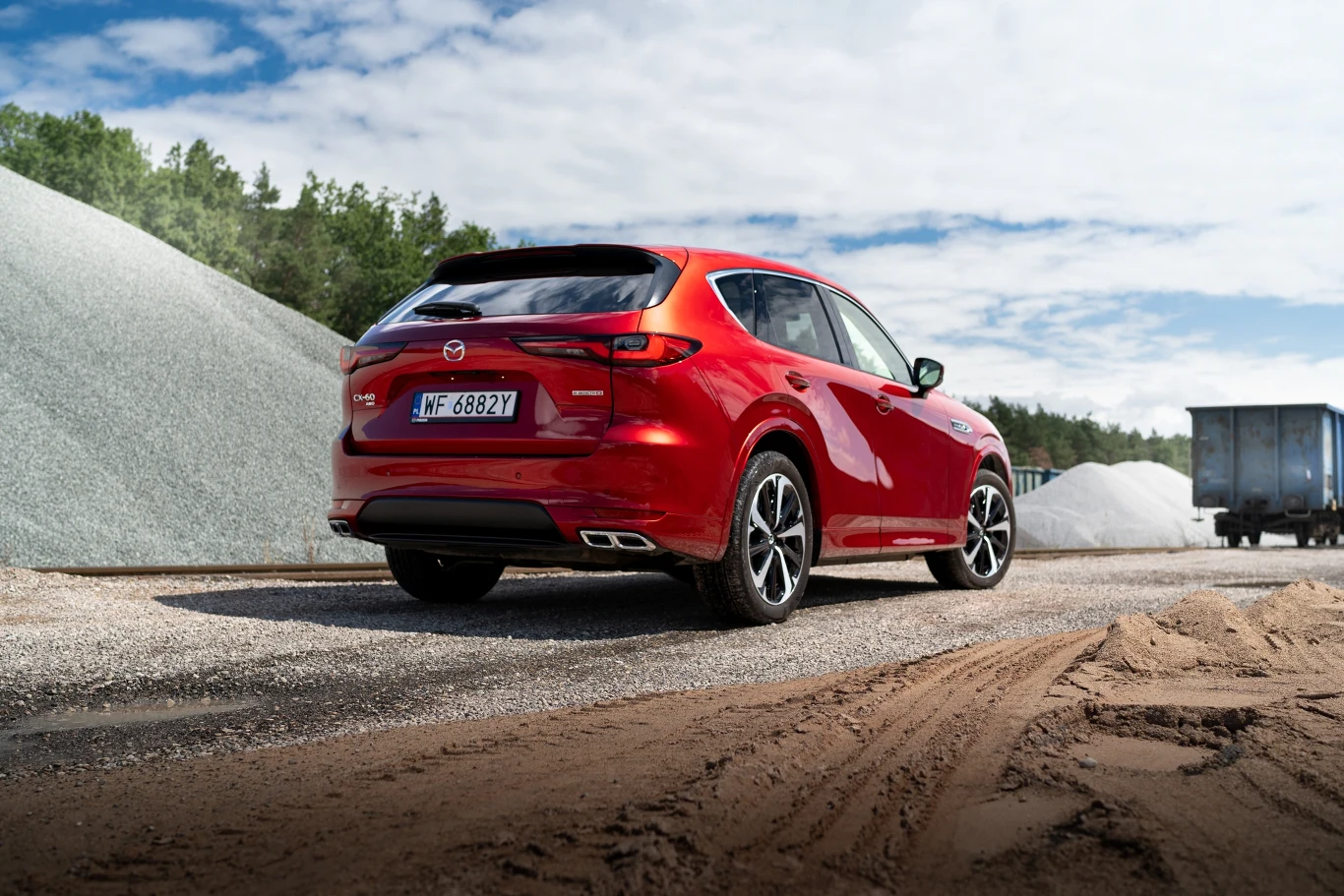 Typowa dla Mazdy stylistyka CX-60 ma wielu zwolenników. Minus za atrapy poczwórnego wydechu