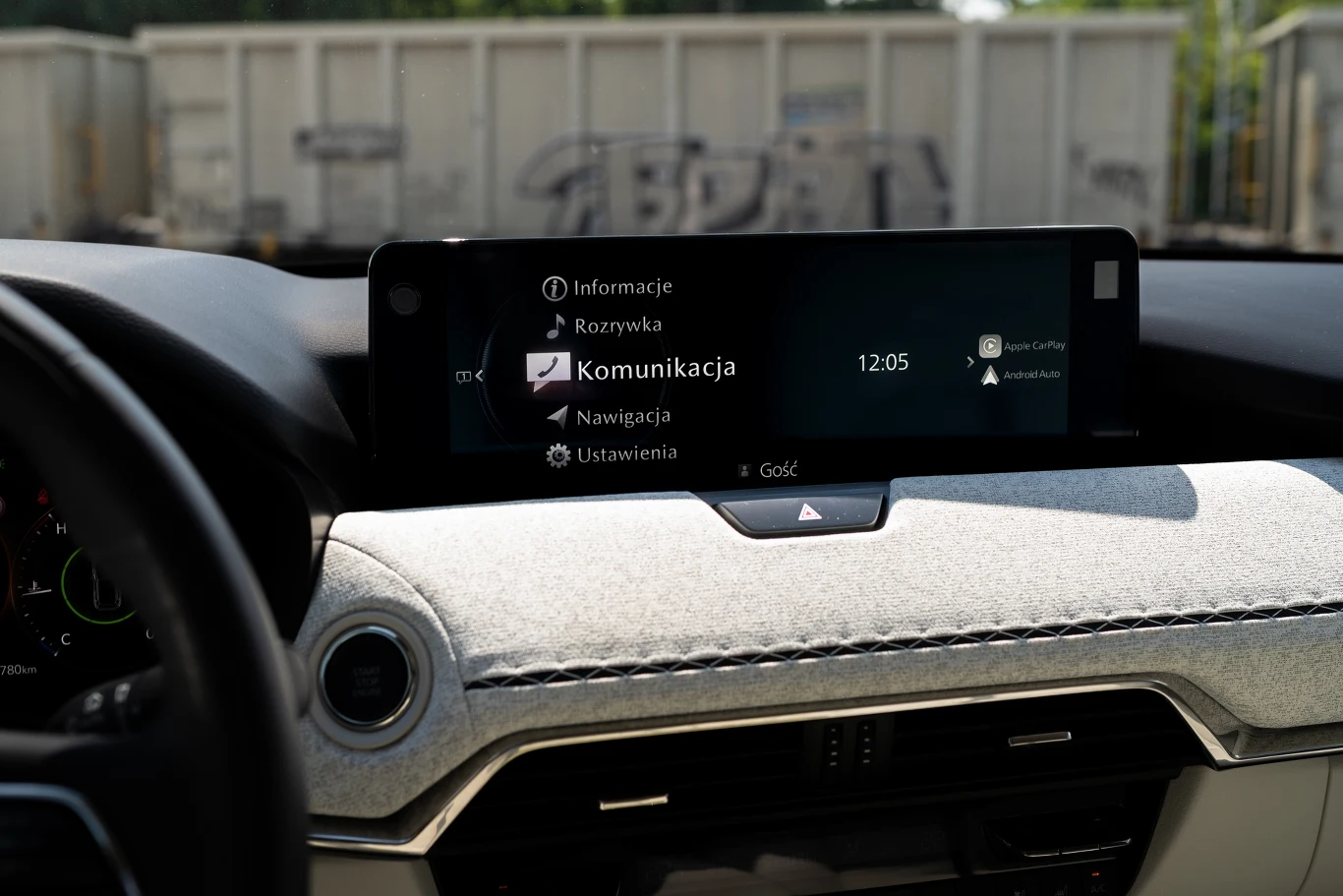 CX-60 ma duży centralny ekran z bardzo prostą grafiką i umiarkowaną ilością opcji
