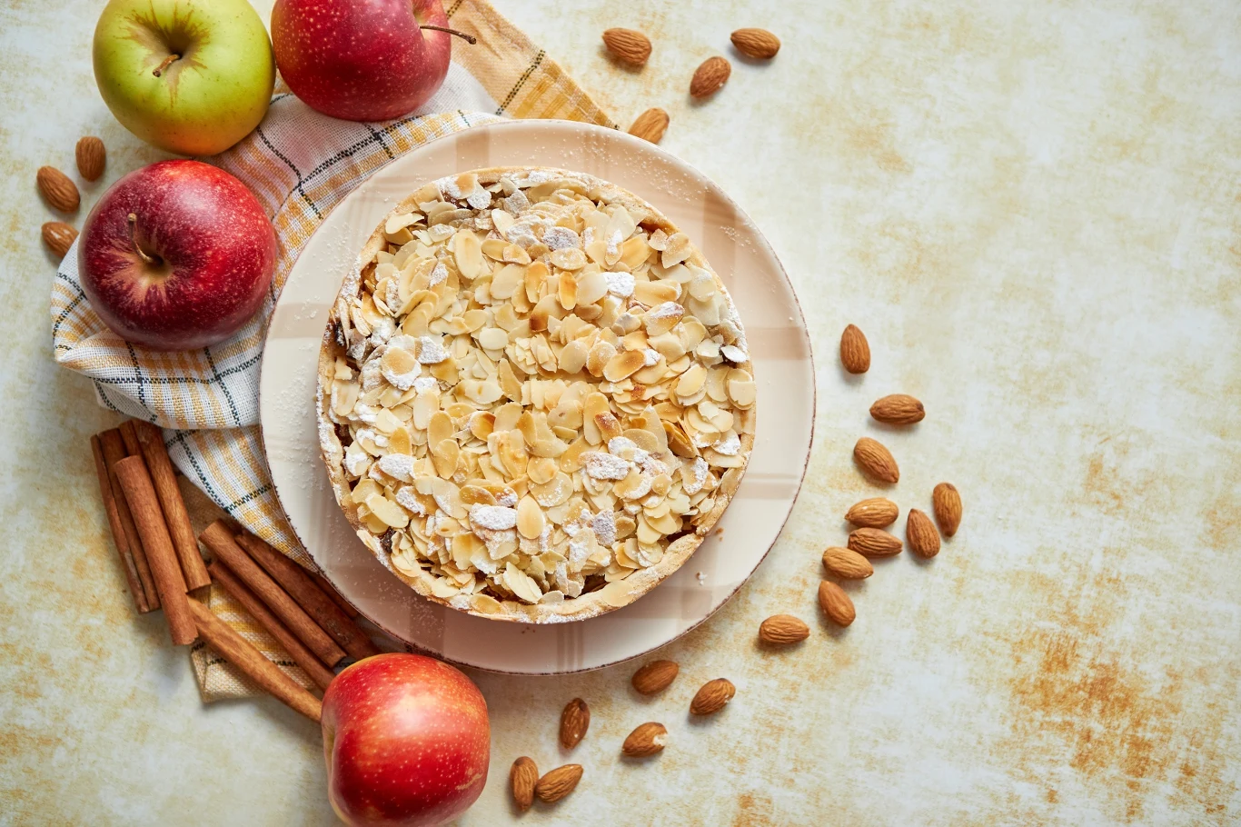 Niskokaloryczna szarlotka to dobry wybór na diecie. Jak przygotować ją z płatków owsianych? Niskokaloryczna szarlotka to dobry wybór na diecie. Jak przygotować ją z płatków owsianych?