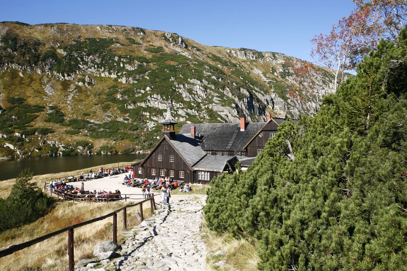 Karkonosze to góry, które zachwycają o każdej porze roku. Warto odwiedzić wyjątkowe zakątki tych gór jesienią.